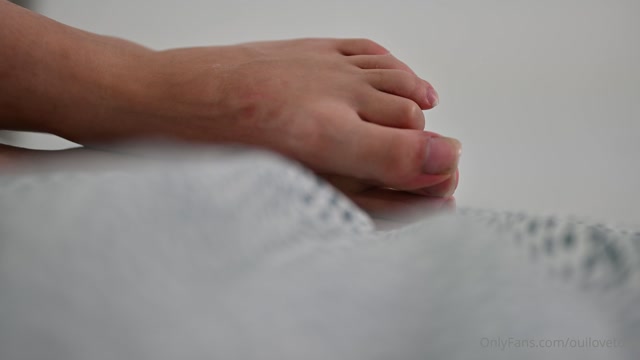 ouilovetoes 27-06-2023-2245842444-One of my first foot fetish video haha 00007