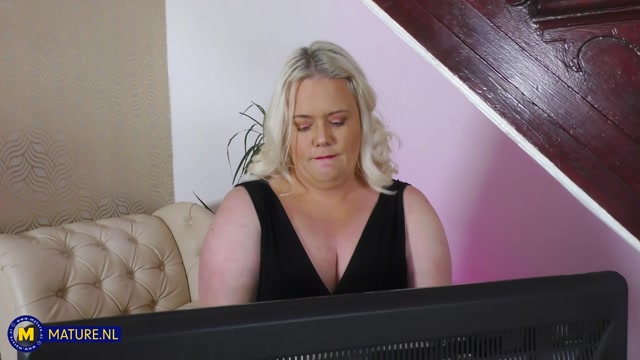 Blonde BBW cougar Kerry is a naughty British housewife that loves to masturbate her shaved pussy(2023) 00001