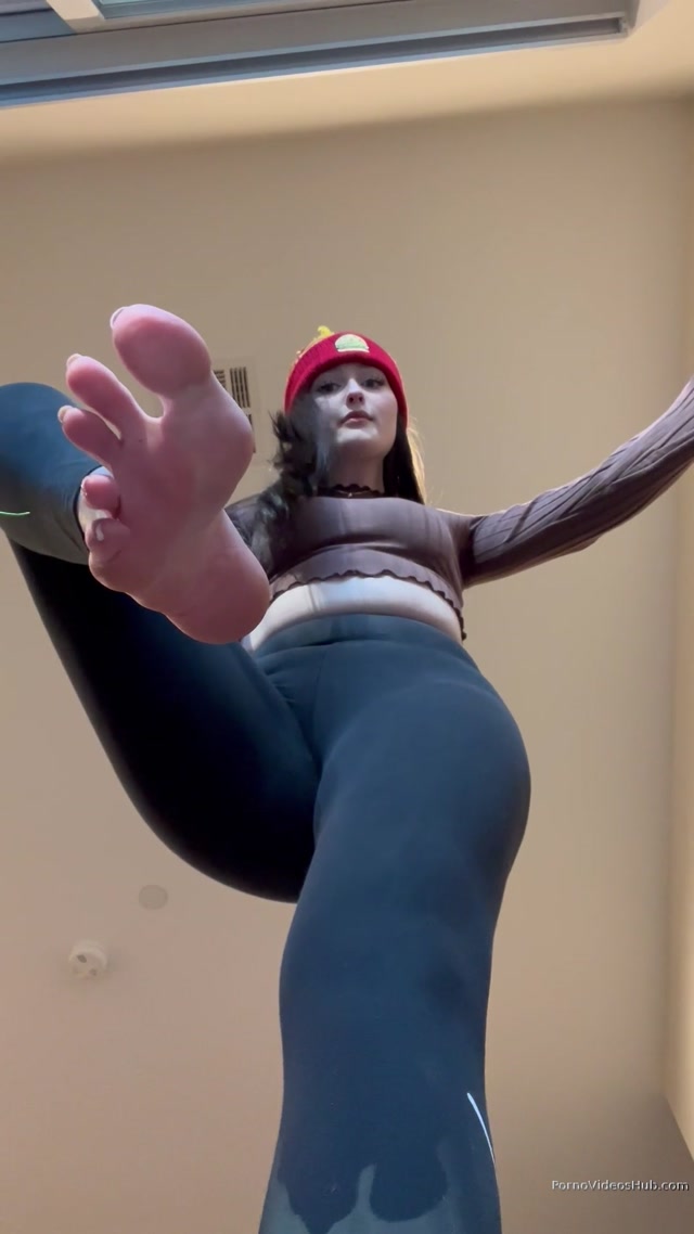 Giantess Becca finds her first tiny (Premium user request) 00006