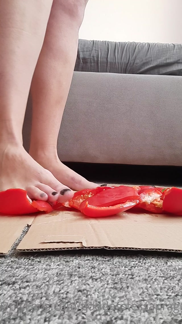 Size Feet Goddess - Destroying 3 Peppers With 1 Step And Smashing It Completly – GODDESS TESSA 00008