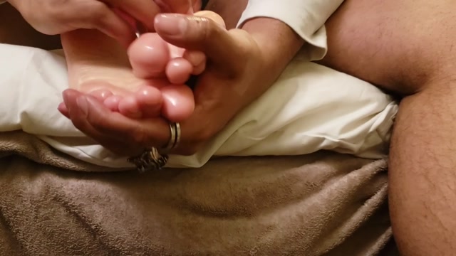 Watch Online Porn – Victoria Valentine Vibrating Panties and Knee High Socks Tickling Feet (MP4, FullHD, 1920×1080)