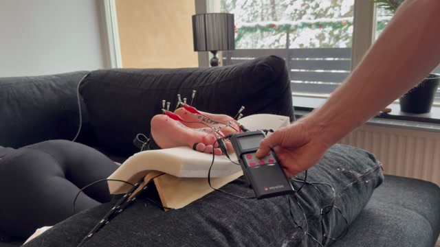 cane2soles feet treatments Popcornsolesgirl Gets An E Stim Unit Connected To The Needles In Her Soles 1280  00007