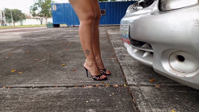 Goddess Foot Fetish While I Hope To Repair My Car I Have To Scratch My Feet With High Heels 3  00009