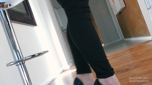 Watch Online Porn – Young Goddess Kim – Caged foot bitch (MP4, FullHD, 1920×1080)