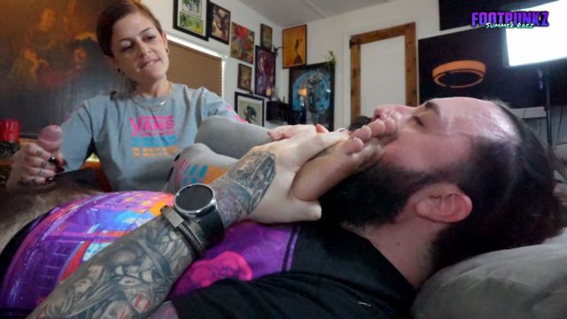 Footpunkz - Tattooed Babe Sneaks In To Give Foot Smelling Handjob 00009