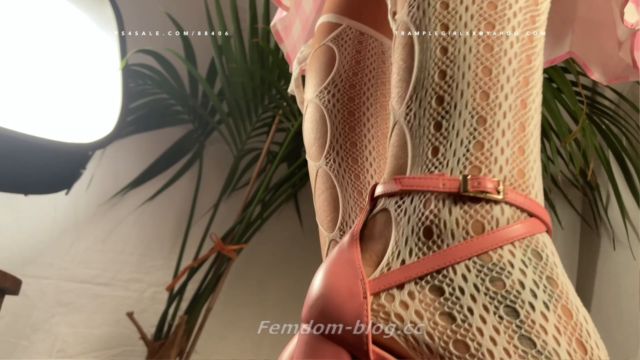 A Shoejob with Mary Jane Plateau Heels – Barbie is giving a Shoejob 00013