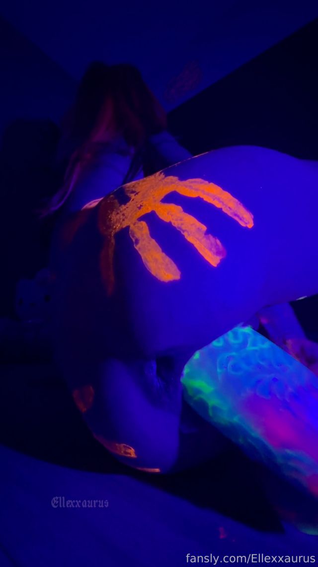 Ellexxaurus - UV light and paints feels so trippy I loveee it and the dildo is huge 00015