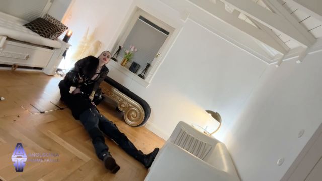 Anouschka Femme Fatale - Bad Luck Burglar 00013