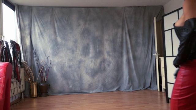 Femdomfoto - Empress Kim - Testing Whips (German) 00000