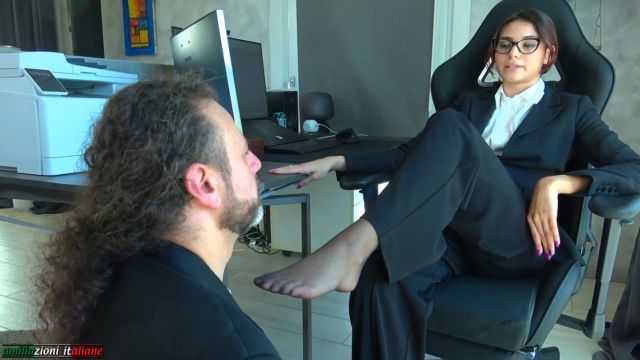 Serena umiliazioniitaliane The Young Manager Full Version La Giovane Manager Versione Integrale  00002