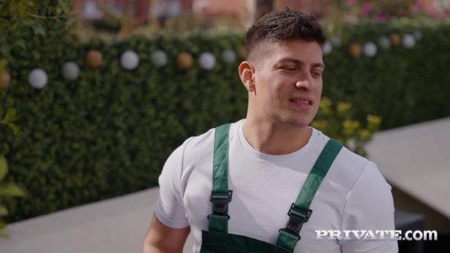 Leya Desantis   Leya Desantis Tests Out Her Gardeners Tool With Her Ass 05 06 2025  00000