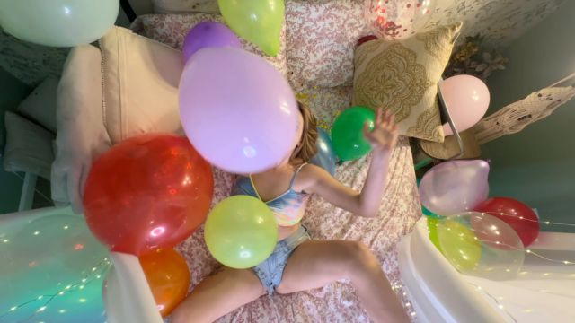 SneezeGoddess - Fun in a Room Full of Balloons 00005 SneezeGoddess - Fun in a Room Full of Balloons 00005