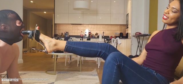 MahoganyQen - Pizza And Chill - Casual Heel Fucking My Slave 00001