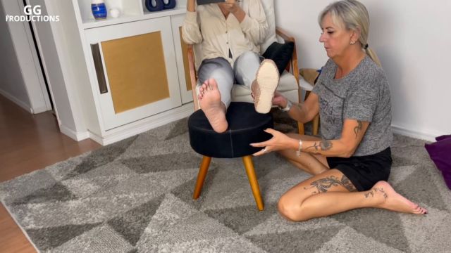 GG Foot Domination   Elisabeth s huge  irresistible feet  00003