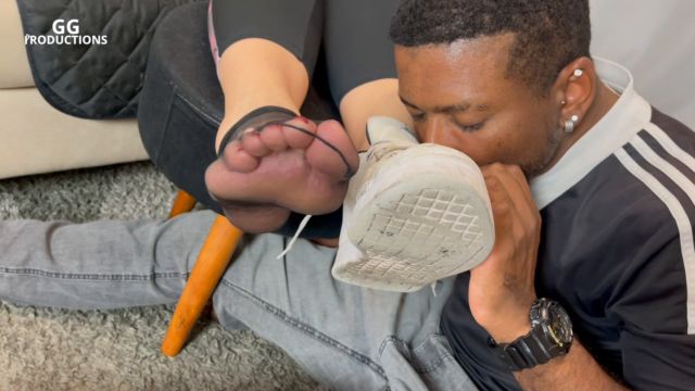 GG Foot Domination - Huge and irresistible foot odor 00006