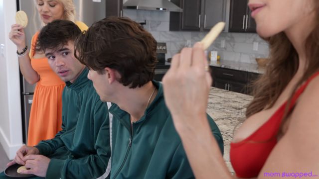 MomSwapped Jessica Ryan, Justine Jakobs   The Halloween Jizz Games 4K 00001