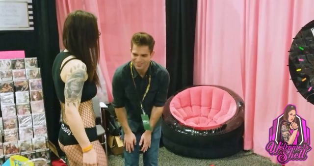 Welcome To Shell - Akirashell - Public Ballbusting At Exxxotica 00002