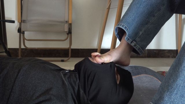 Asian Feet Goddess Worship Qianqian Goddess Humiliated The Boss, Licking And Sucking Her Toes 00013