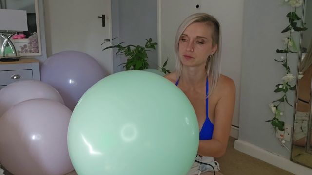 Lexi Snow - The Balloon Struggle 00011
