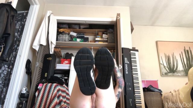 MissIvyDoll - Naked Yoga in Sneakers 00011