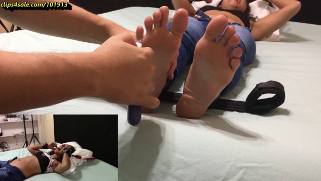 RandomSoleEncounters - Radio Dj Hates Being Tickled - Full Body Torture! 00006