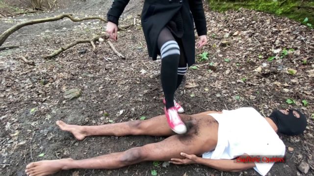 Sadistic Queens - Squishysax - Miss Tiffany Naylor - Converse Ball Flattening 00015