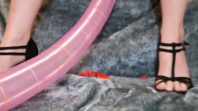 Lexi Snow - Balloon Popping with black heels 00011