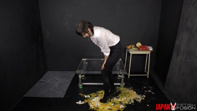 Yua&rsquo;s Elegant Food Crush Destruction By Stockings & Heels &ndash; Japan Fetish Fusion 00010