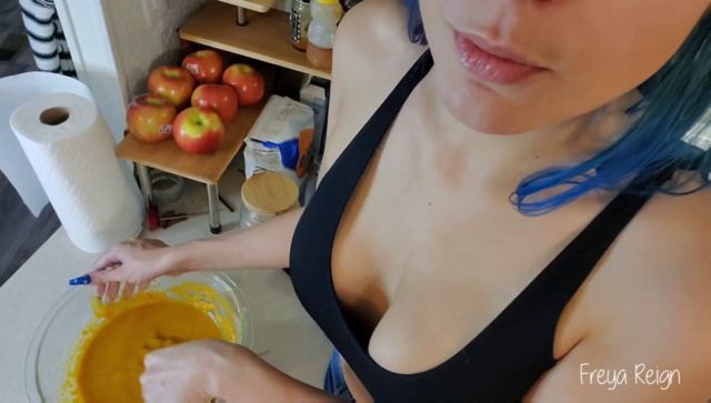 Freya Reign - Holiday Baking With A Giantess Vore 00010