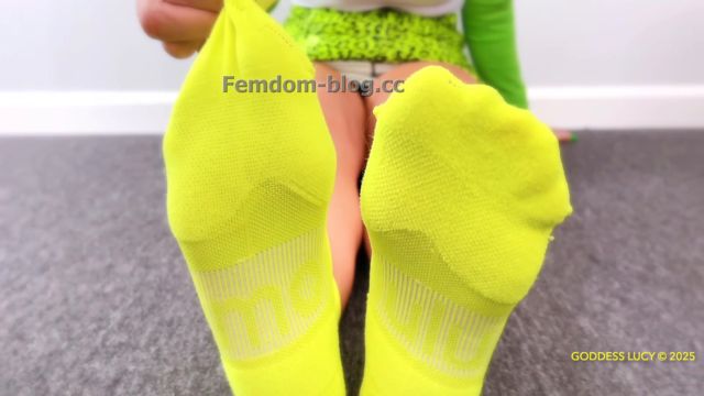Goddess Lucy Feet o Gold Footjob 00000