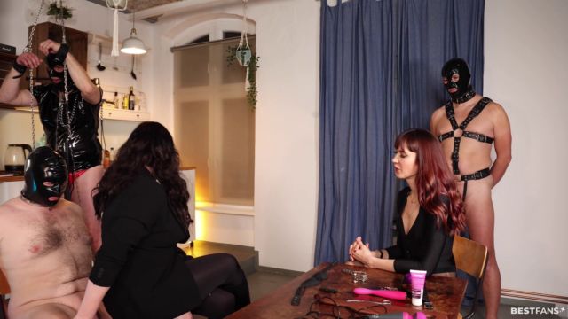 Lady Yuna - Chatting with her friend 00000