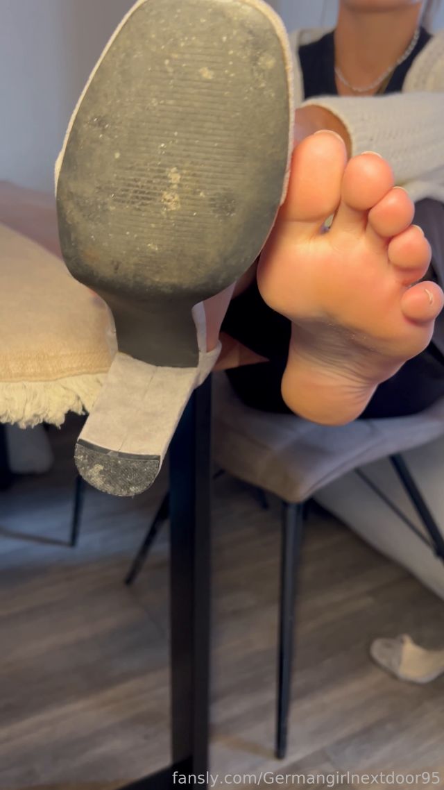 Germangirlnextdoor - 10 min footjob Start with my coming in the room with h 00000