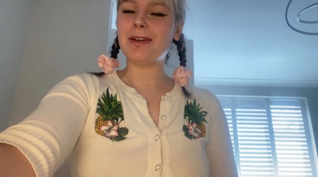 Delilah Jynx - How Much Can i Stuff Into My Belly Button 00000