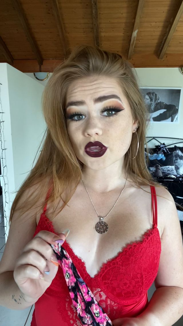 Goddess Roxy - Someone has been stealing my panties 00000