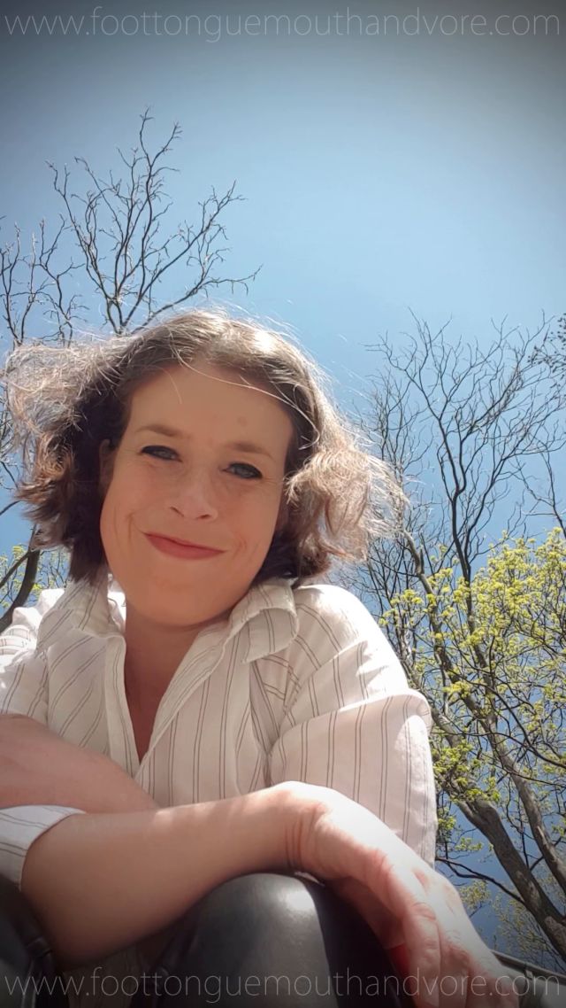 Nora Humiliates Her Tiny Tinder Date With Her Feet 00000