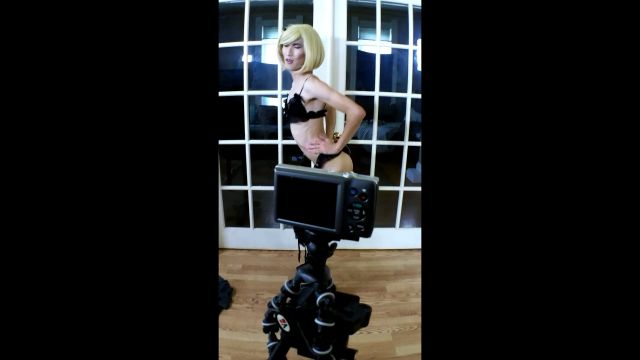 Tia Tizzianni - Femboy Zia Tease Daddy On Cam - Fucks 00000