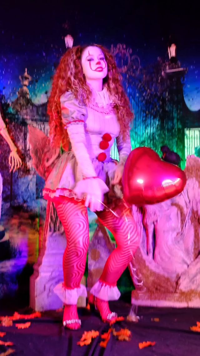 Madamebeatrix - Pennywise Clown Girl Stockings Striptease Dance 00000