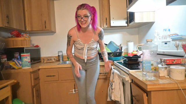 Miss Ellie - Housework Pee Desperation 00000 Miss Ellie - Housework Pee Desperation 00000