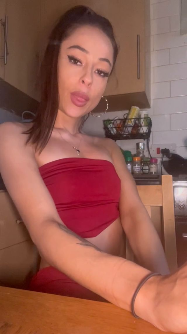 Roxy Winters - Hot girl smoking a cigarette 00000 Roxy Winters - Hot girl smoking a cigarette 00000