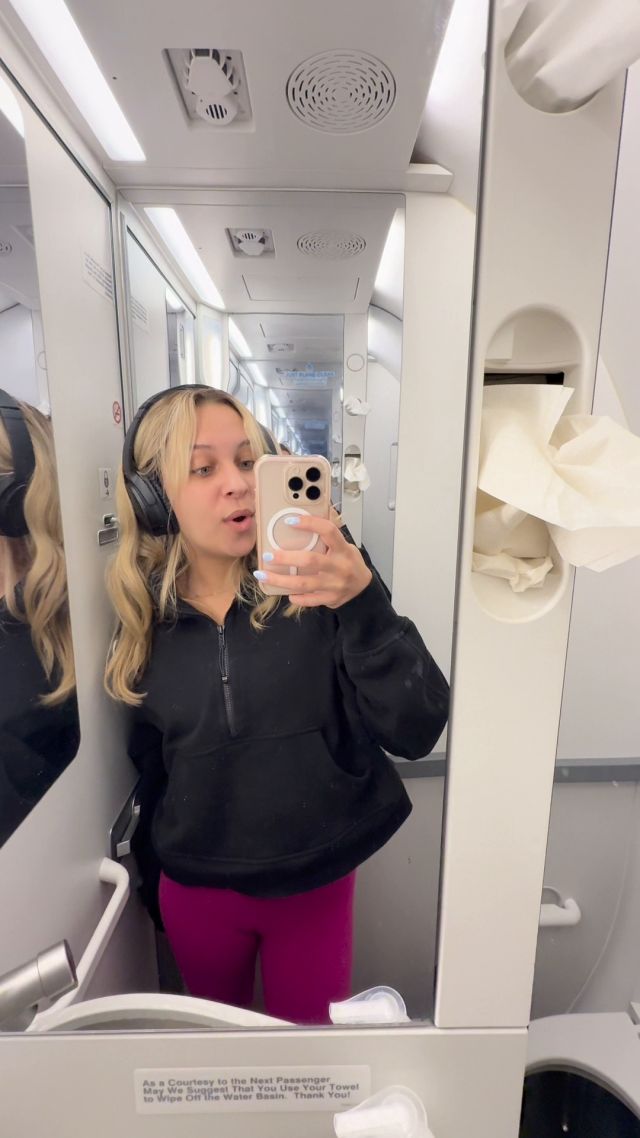 Tiffstreatsxoxo - 3 Airplane Pees In 1 Video 6 Hr Flight 00000
