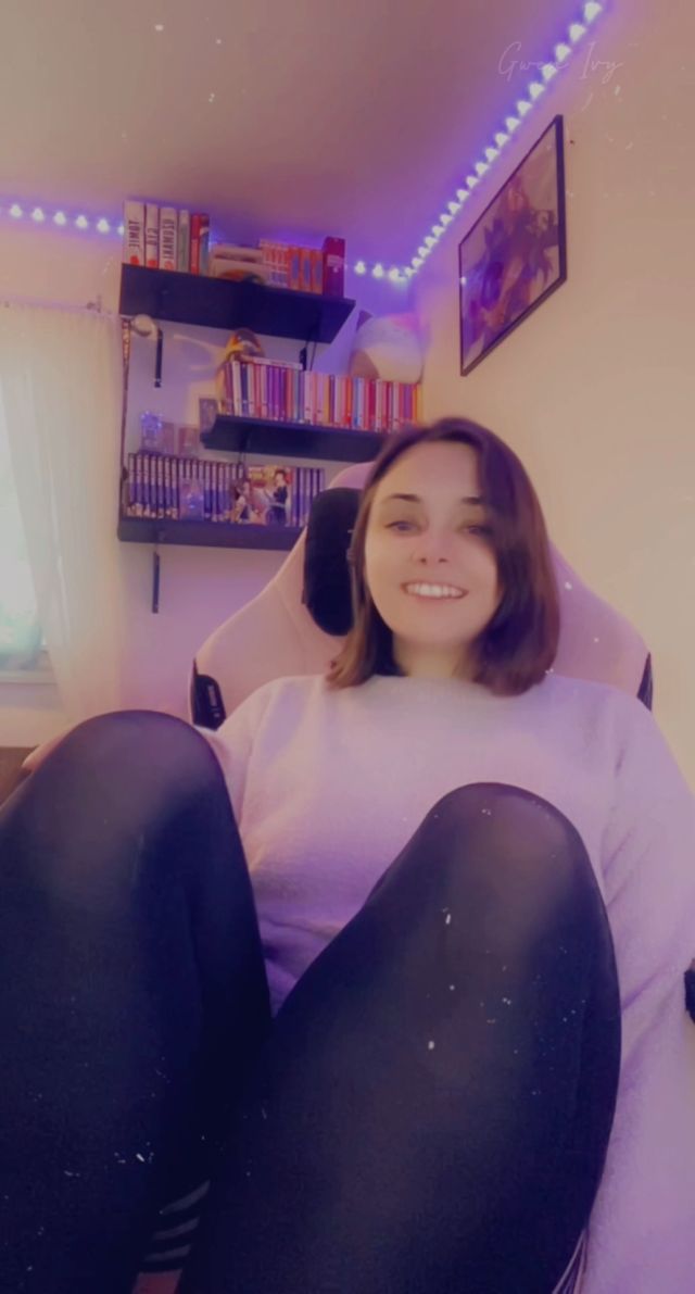 Gwentaii - Slutty Roommate Rides You 00000