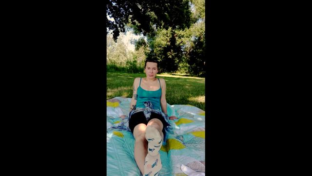 Feetfundoll - Feet Tease Close Up Outdoor In Forest 00000