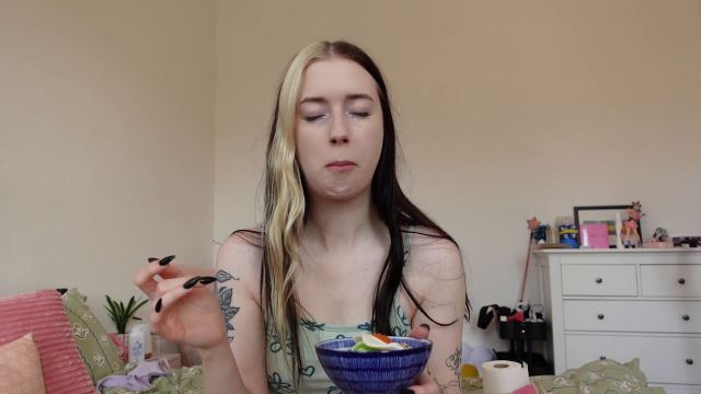 Lucyy Avery - Eating Sweets 00000 Lucyy Avery - Eating Sweets 00000
