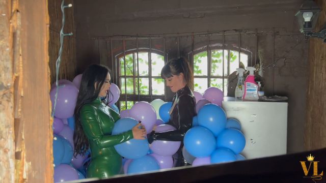 Vivienne l Amour - Latex Goddesses Pop Hundreds Of Balloons 00000